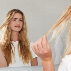 ما هي اسباب نفشة الشعر والتجعيدات الجافة؟