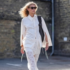 هل يرتبط حلم لبس الابيض في المنام بالنقاء والسلام؟