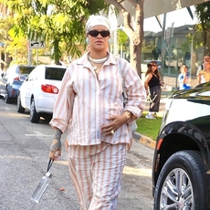 ريهانا تجمع بين اللوك اليومي البسيط والمجوهرات الفاخرة