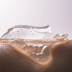 طريقة استخدام سيروم الهيالورونيك أسيد للحصول على بشرة صحية ومشرقة