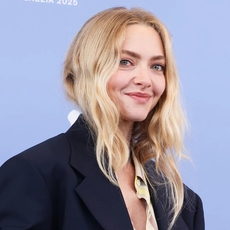 جوليا روبرتس وأماندا سيفريد في الإطلالة نفسها في مهرجان البندقية