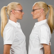 ما تفسير حلم وجود توأم لشخص لا يوجد له توأم؟