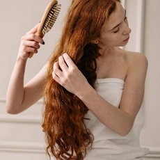 روتين العناية بالشعر: أساسيات بسيطة وفعالة لفروة صحية ولامعة!