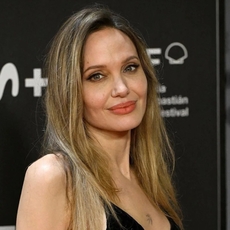 البساطة عنوان اطلالة أنجلينا جولي في مهرجان سان سيباستيان السينمائي