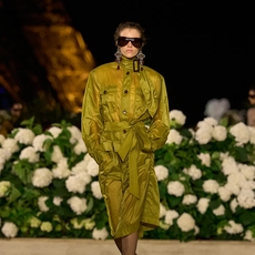 Anthony Vaccarello يأخذنا إلى عالمٍ آخر مع عرض Saint Laurent خلال أسبوع الموضة الباريسي!