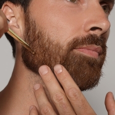 زيت لتكثيف اللحية... حلاً طبيعيًا وآمنًا لتحسين مظهرك!