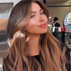 أجمل صبغات شعر بني فاتح تمنحك مظهرًا طبيعيًا ومشرقًا!