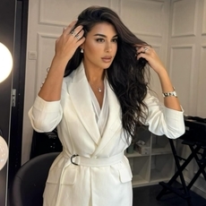 ياسمين صبري متألقة في شوارع باريس