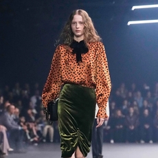 دار Valentino تقدم مجموعتها لربيع 2026 والمستوحاة من عالم اليراعات