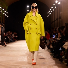 Pier Paolo Piccioli يكشف النقاب عن أول مجموعةٍ له لربيع 2026 في دار Balenciaga