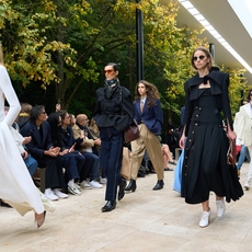 مجموعة مفعمة بالأنوثة قدمتها دار Celine لموسم ربيع وصيف 2026