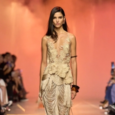 أسبوع الموضة الباريس لصيف 2026: جرأةٌ في التصاميم وبريقٌ من الإبداع