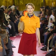 علامة Miu Miu تكرّم المرأة العاملة على طريقتها