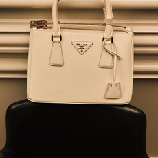 Prada ليست مجرّد حقيبة، بل صندوق أسراركِ الأنيق