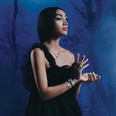 A Story Written in Moonlight: جلسة تصوير بمجوهرات Dior