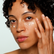 هل يوضع سيروم الهيالورونيك اسيد تحت العين؟