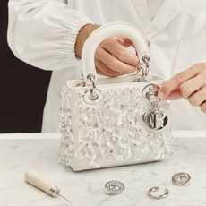 حقيبة The Lady Dior تعود بحجم مصغّر ومميّز
