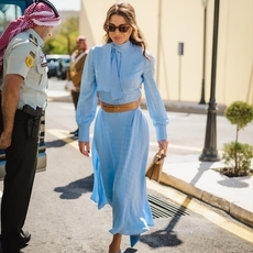 الملكة رانيا بالأزرق خلال افتتاح الدورة الثانية لمجلس الأمة الأردني