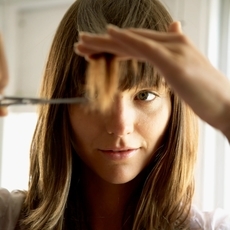 تعرفي على أهم فوائد قص اطراف الشعر!