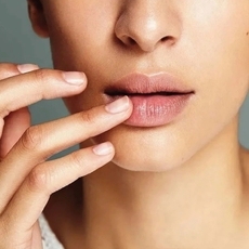 تفتيح الشفايف… خطوات بسيطة تمنحك لونًا ورديًا طبيعيًا!