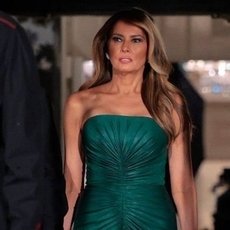 ميلانيا ترامب بفستان من توقيع مصمم لبناني عالمي خلال العشاء المقام على شرف الأمير محمد بن سلمان