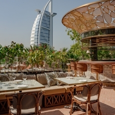 تجربة احتفالية لا تُنسى بانتظارك في مطعم KIRA