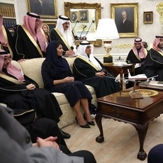 الأميرة ريما بنت بندر تختار حقيبة مستوحاة من العمارة النجدية خلال اجتماعها في البيت الأبيض