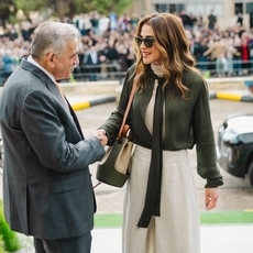 الملكة رانيا بالزيتي والأبيض خلال زيارتها الجامعة الأردنية