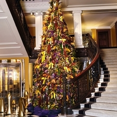 سحر Burberry يضيء شجرة Claridge's لعيد 2025 بتوقيع Daniel Lee