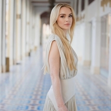 ليندسي لوهان تطلّ بفستان من توقيع سعودي