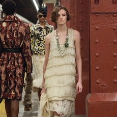 مجموعة CHANEL MÉTIERS D’ART 2026 تعكس أزياء روّاد مترو نيويورك