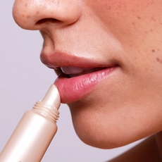 طرق لترطيب الشفايف… سر الابتسامة الصحية والجذابة