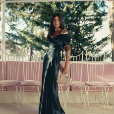 Romy Nassar متألقة بقطع من Miu Miu في ظلّ حفاظها على هويتها الحقيقية وغموضها