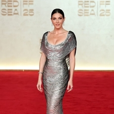 أناقة لافتة ميزت النجمات في حفل افتتاح مهرجان البحر الأحمر السينمائي الدولي