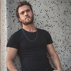 أفضل مسلسلات أراس بولوت إينيملي التي صنعت شهرته