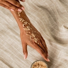 أفضل مقشرات الجسم الفاخرة لفصل الشتاء