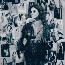 إليسا تتأثر أثناء غنائها "فاكر" خلال حفلة رأس السنة