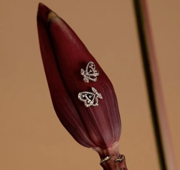بالصور - المصمّمة القطريّة كلثم الماجد: مجوهرات فاخرة من سحر الطبيعة 