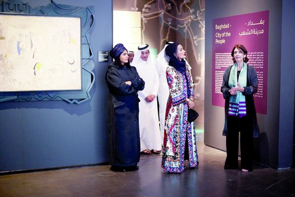 بالصور - الشيخة موزا بنت ناصر تفتتح معرض "بغداد: قرّة العين" 