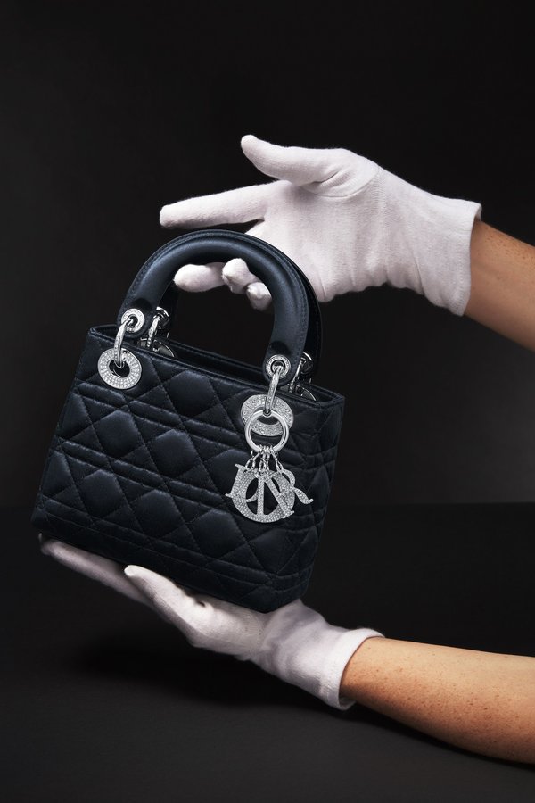 حقيبة الأميرة ديانا المفضلة من Dior بإصدار جديد! 