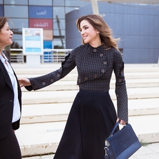 الملكة رانيا تتألّق مرّة جديدة ببصمة عربيّة