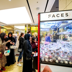 متجر Faces بتقنيّاتٍ رقميّة في الإمارات