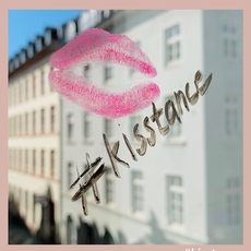 شاركي في مبادرة #Kisstance لمحاربة كورونا... وعلامات شهيرة تنضمّ إلى قافلة التبرّعات