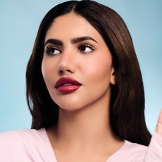 GOLDEN GLOW عنوان جلستنا التصويرية المفعمة بالتوهّج من Terracotta Le Teint Glow من Guerlain
