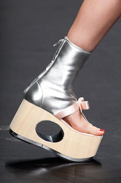 Prada تقدم أحذية ملونة يدوياً