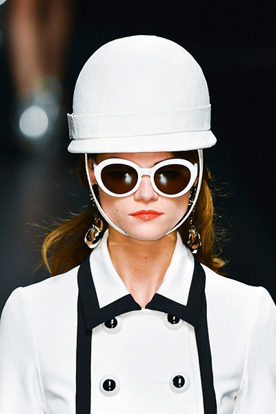 Moschino يحيي القصّات الستينية
