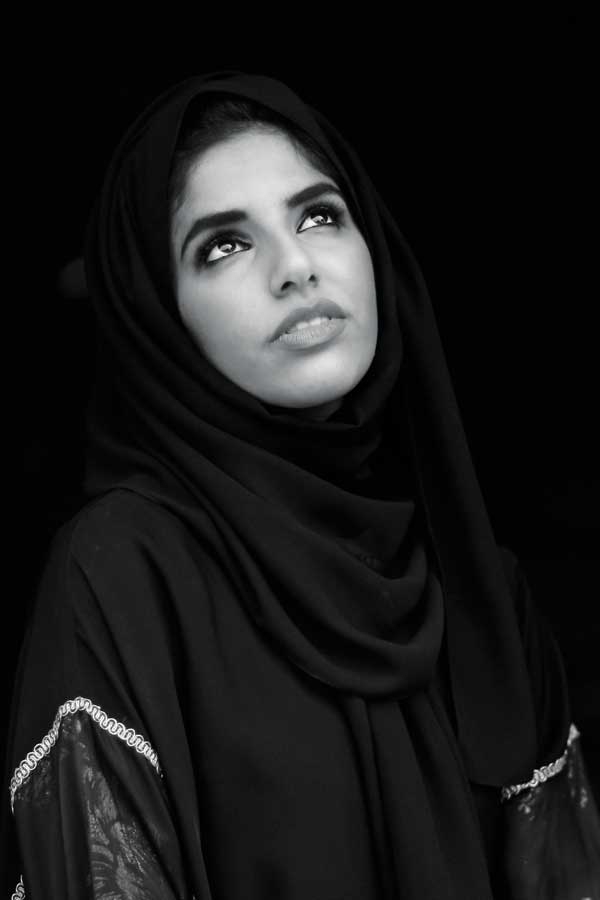 لحظات مع الكاتبة ومصمّمة الأزياء منار الهنائي