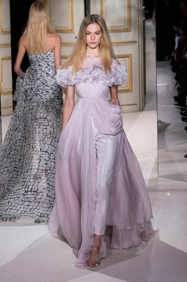 أنوثة مطلقة مع سراويل Giambattista Valli
