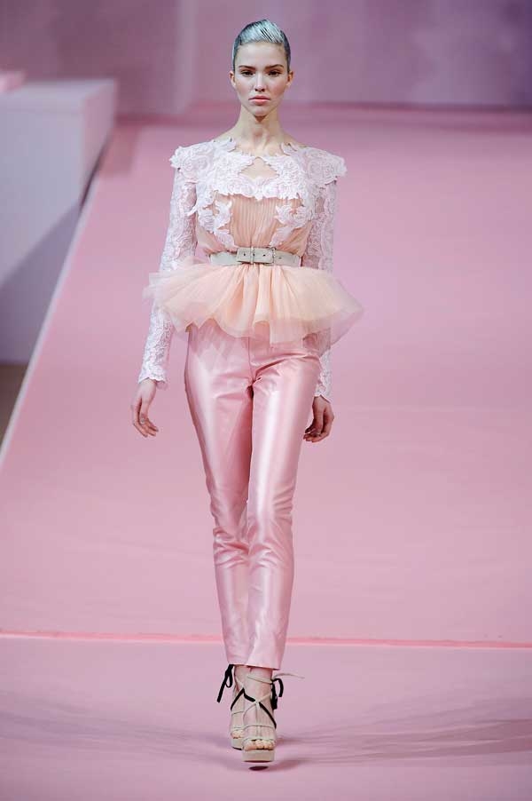 ‏الأنوثة والرصانة يجتمعان في Alexis Mabille