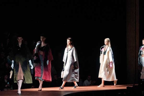 Prada قصـــة مصمـــــم فـــــي القلــــــــب